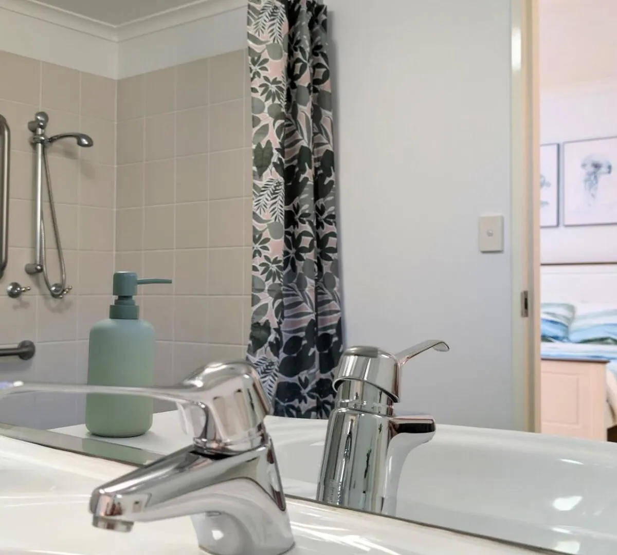 Coastal Comfort - 1 Bedroom Beachfront Apartment Townsville