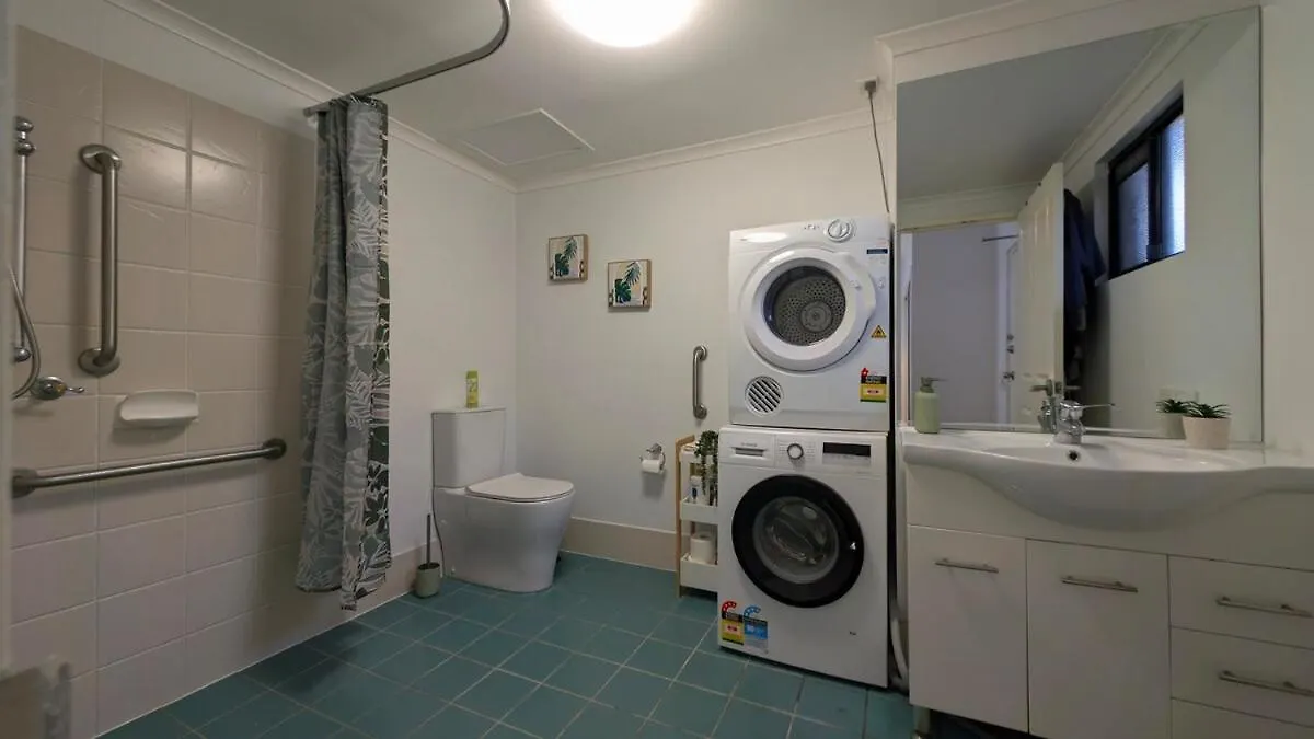 Coastal Comfort - 1 Bedroom Beachfront Apartment Townsville